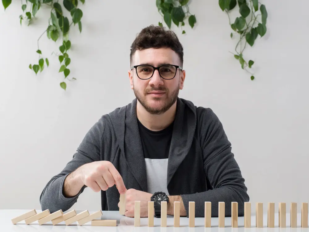 ceo von brettspiel spass de spielt mit domino am tisch