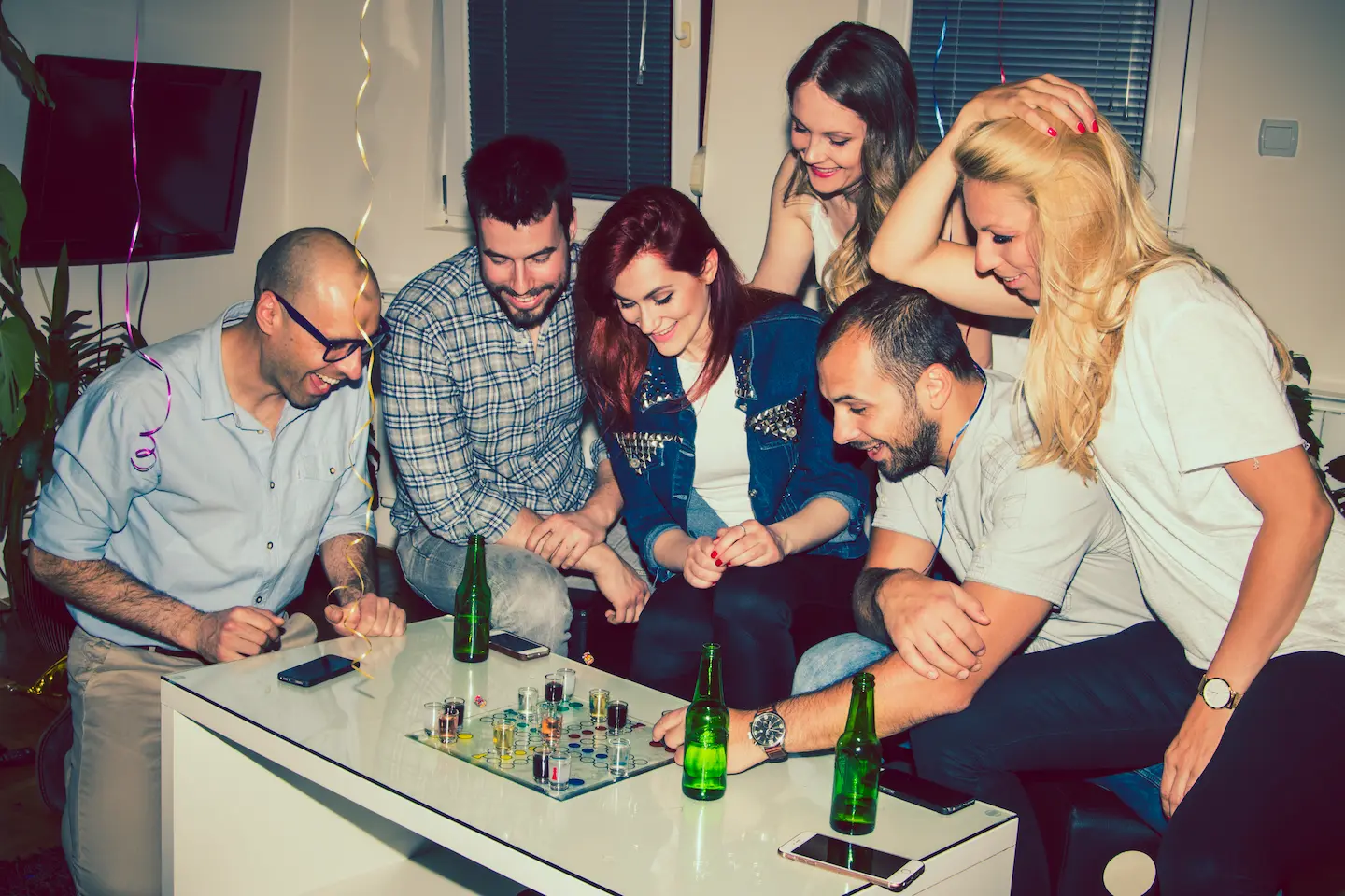 unser team hat gerade viel spaß beim spielen 3 mädels und 2 herren